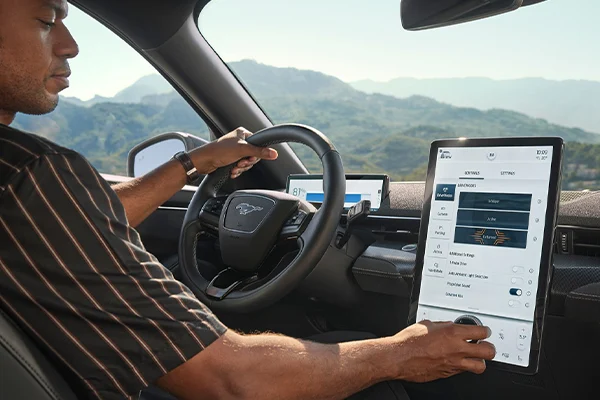 Der moderne Touchscreen des Ford Mustang Mach-E vereint Luxus und Innovation. Jetzt günstig leasen bei Autohaus Hempel in Braunschweig