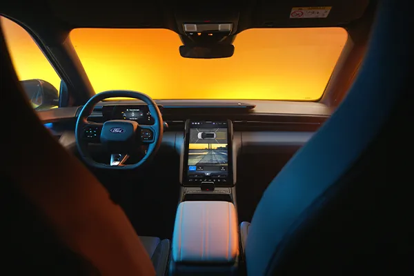 Touchscreen und Ambientebeleuchtung des neuen vollelektrischen Ford Capri SUV.