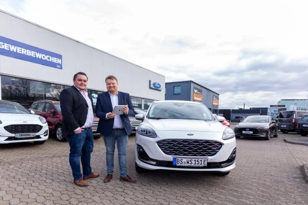 Ford Verkaufsteamfür Gewerbekunden des Autohauses Hempel in Braunschweig steht auf dem Hof neben einem Ford Kuga.